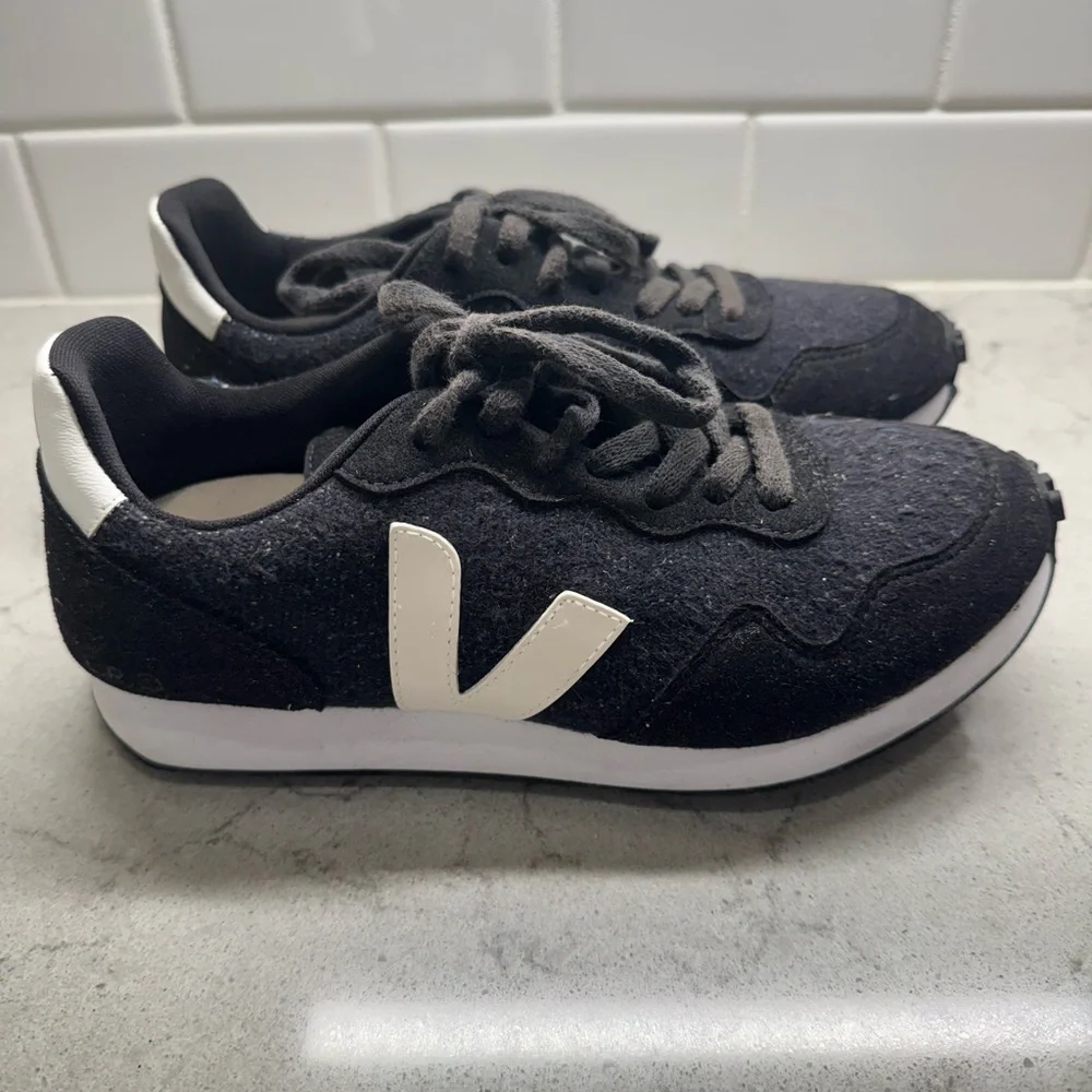Veja Navy Blue and White Sneakers Sz 7 - Picture 3 of 5